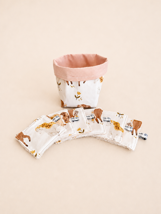 Panier avec un lot de 7 lingettes avec un joli motif comprenant des chevaux