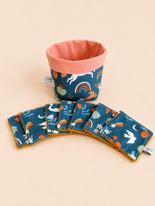 Panier avec un lot de 7 lingettes avec un joli motif comprenant licorne et animaux