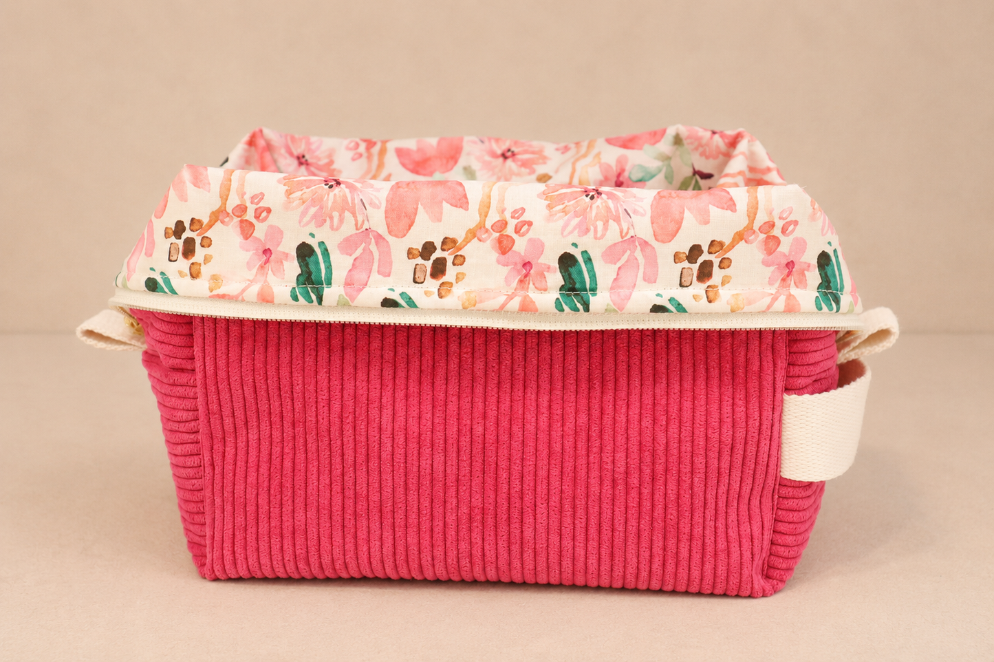 Trousse à maquillage personnalisable faite main en velours côtelé ouverte, deux compartiments pour pinceaux et essentiels – Mlle Dégourdie